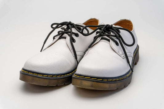 白い革靴をお手入れします