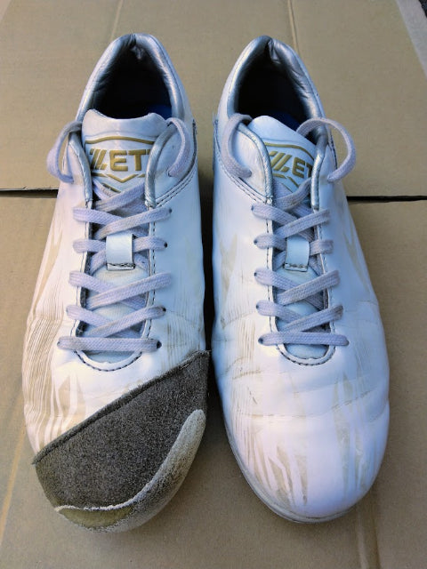 お下がりの野球スパイクを救済！【LAQ2】の泡スプレーなら水なし・時短で泥汚れがスッキリ！