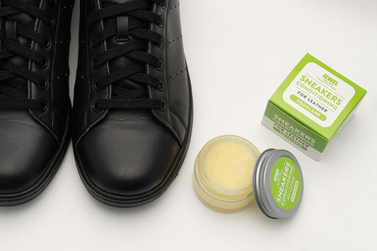 ～ビジネススニーカーの保革方法を紹介～ “本格すぎない”がちょうどいい。自然なツヤで、大人の足元に差を。